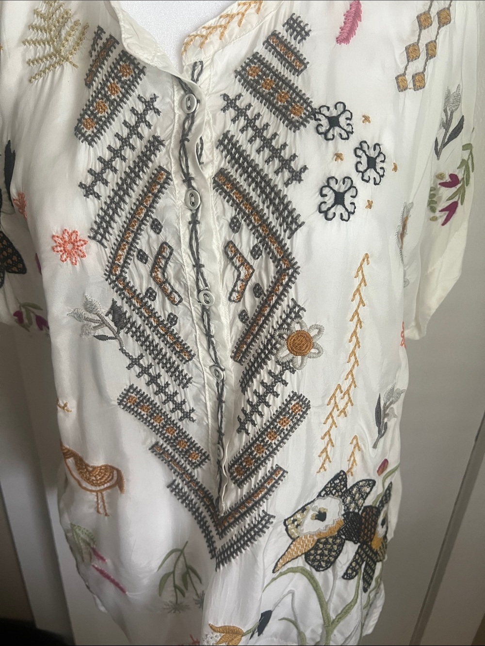 Johnny Was White Embroidered Floral Folk Blouse - Picture 4 of 6